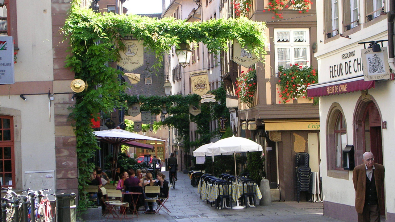 Уличное кафе в городе Страсбург, Франция