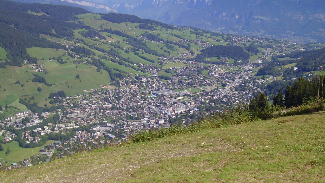 Летний пейзаж на горнолыжном курорте Межев, Франция