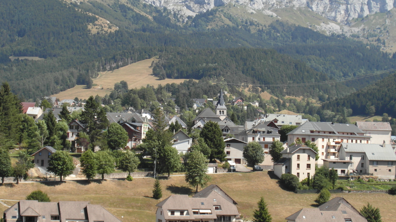 Летний пейзаж на курорте Виллар-де-Ланс, Франция