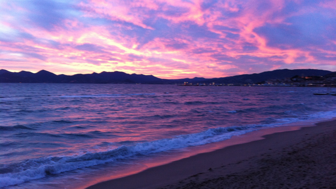 Закат на пляже на курорте Ла Боль, Франция