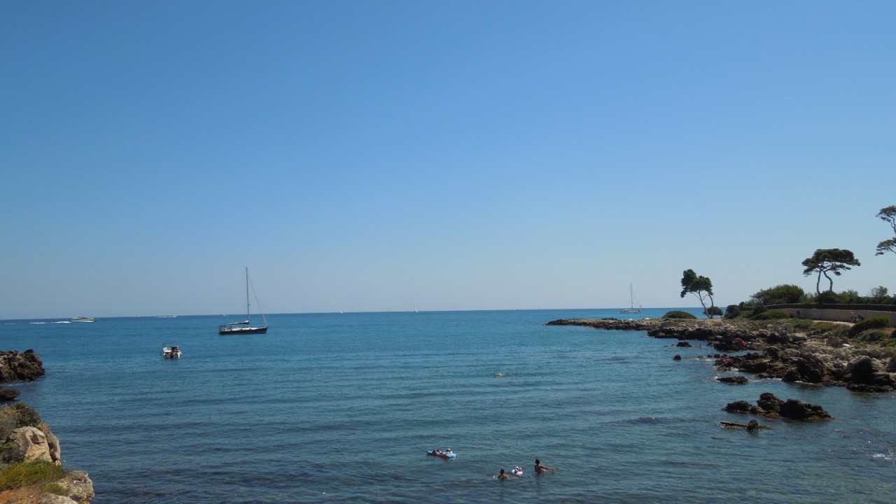 Море на курорте Антибы, Франция