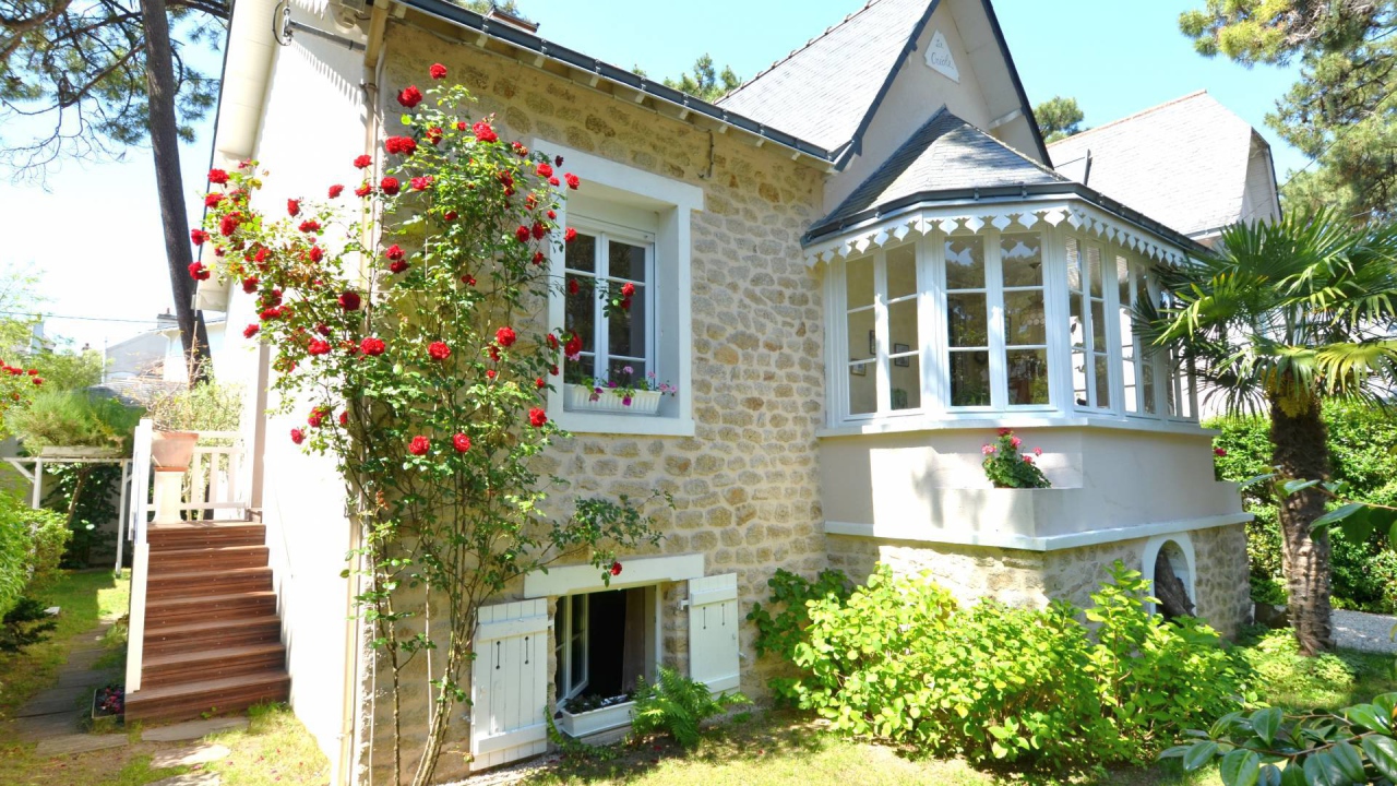 Вилла на курорте Ла Боль, Франция