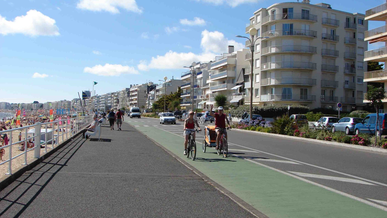 Прогулка по набережной на курорте Ла Боль, Франция