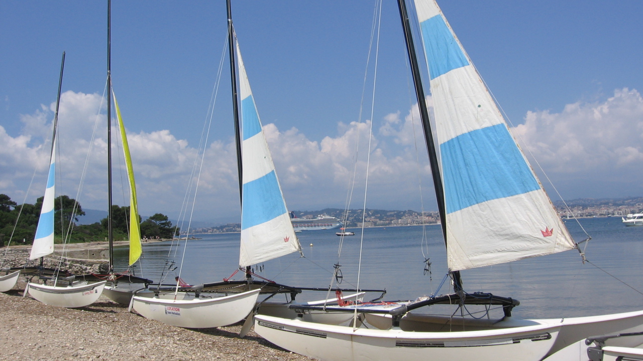 Яхты на берегу на курорте Мирамар Круести, Франция