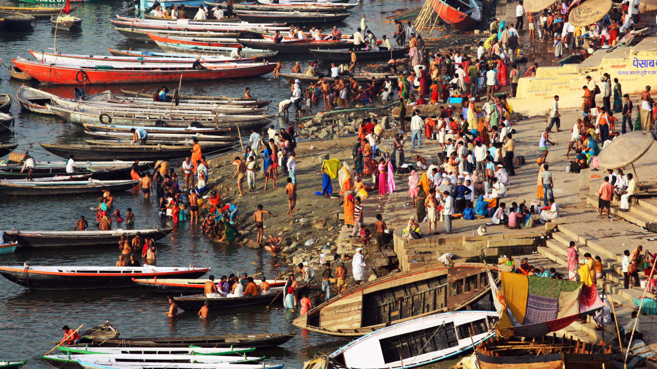 Множество лодок и берегов Варанаси