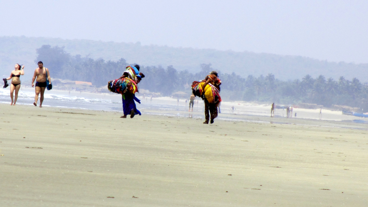 Люди на пляже в Ашвеме