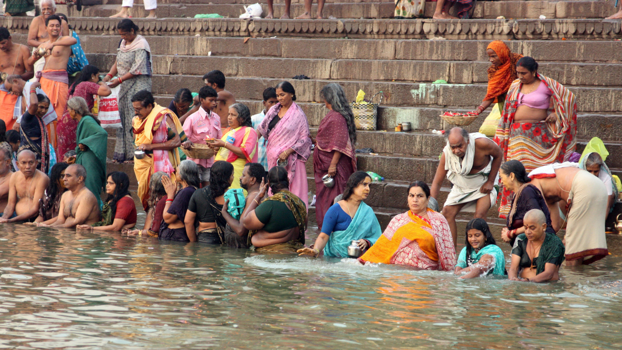 Жители Варанаси отдыхают возле реки