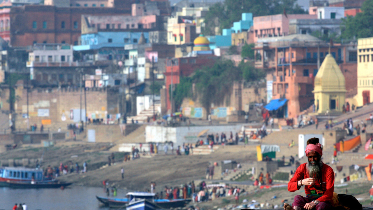 Мужчина на фоне города Варанаси