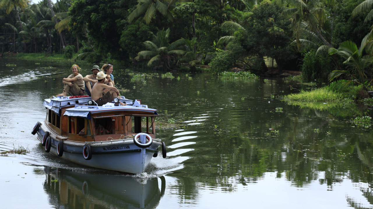 Туристы на лодке в Алапуже