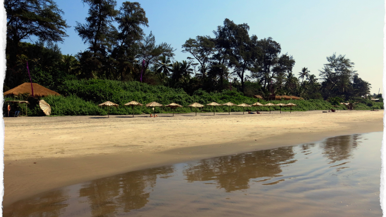 Зонтики на пляже в Ашвеме