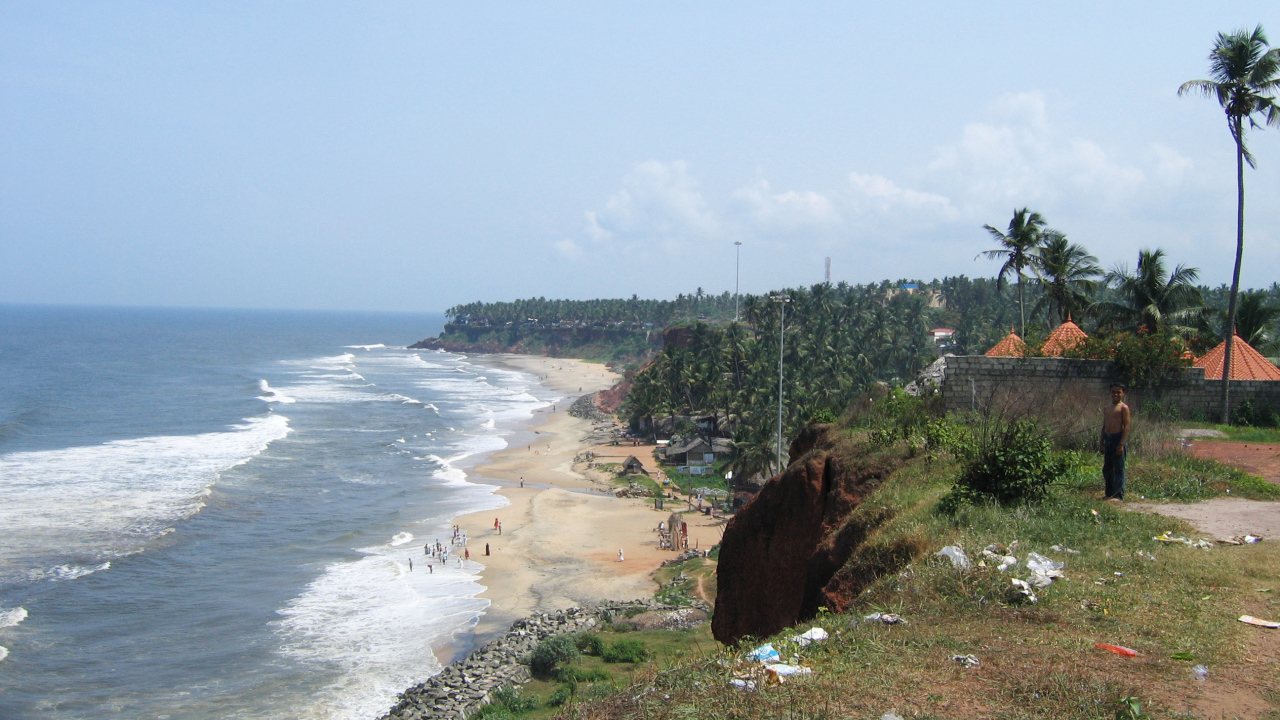 Вид на пляж в Варкале