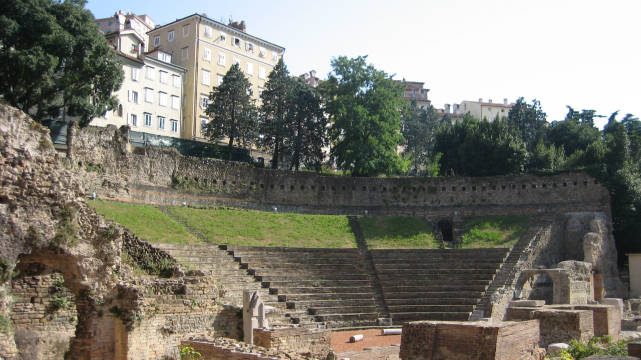 Древний амфитеатр на курорте в Триесте, Италия