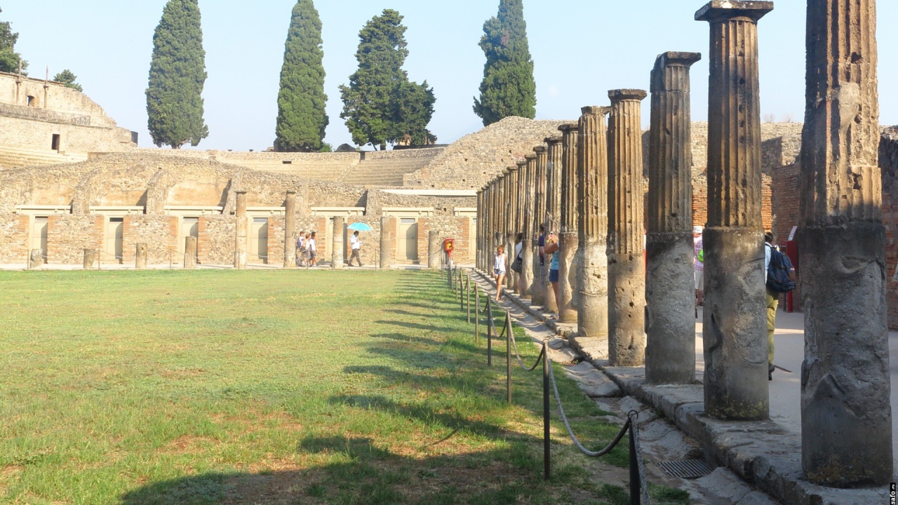 Древняя колоннада в Помпеях, Италия