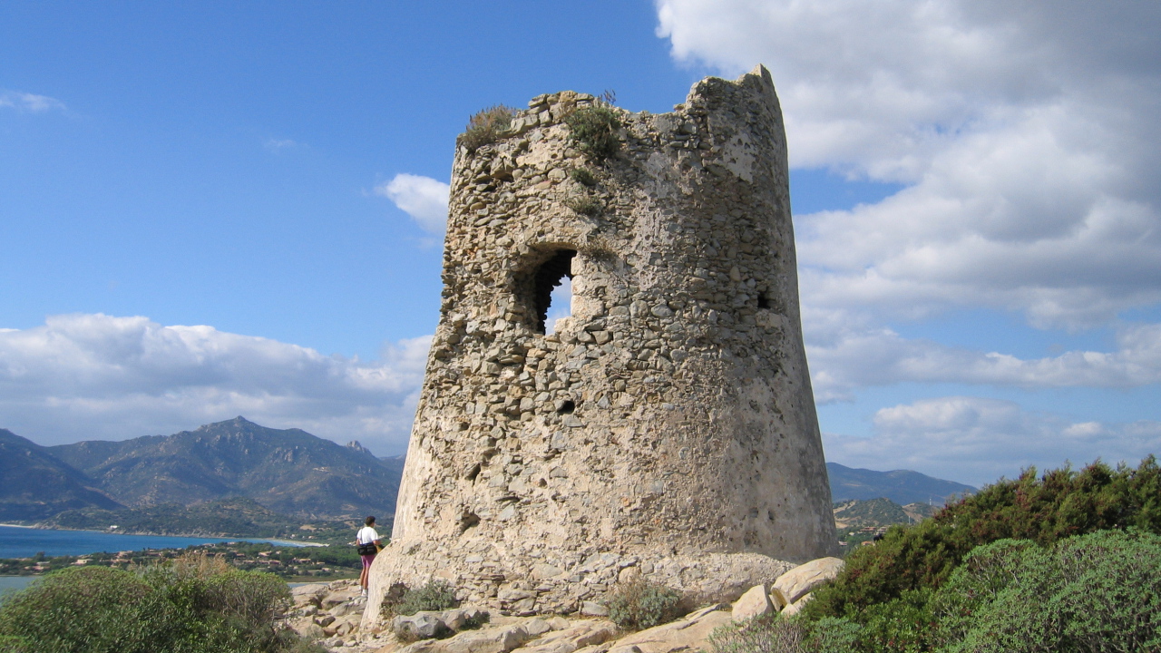 Старинная башня на курорте Вилласимиус, Италия