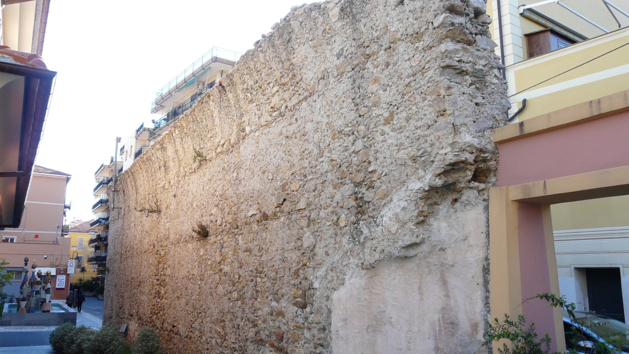 Старинная стена в Лоано, Италия