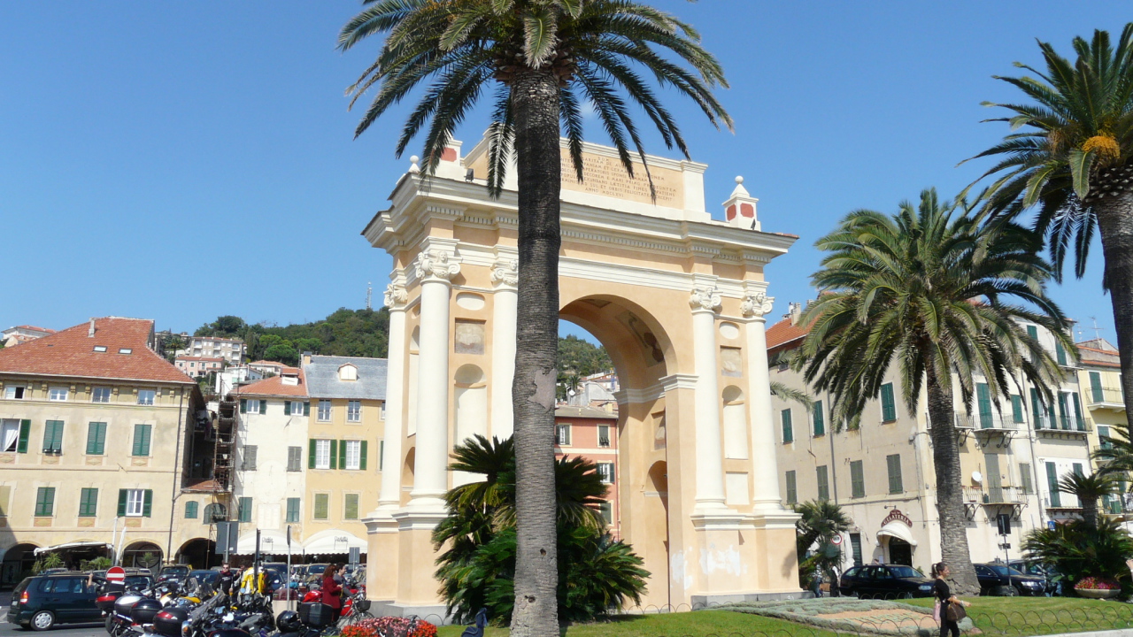 Арка на курорте Финале Лигуре, Италия