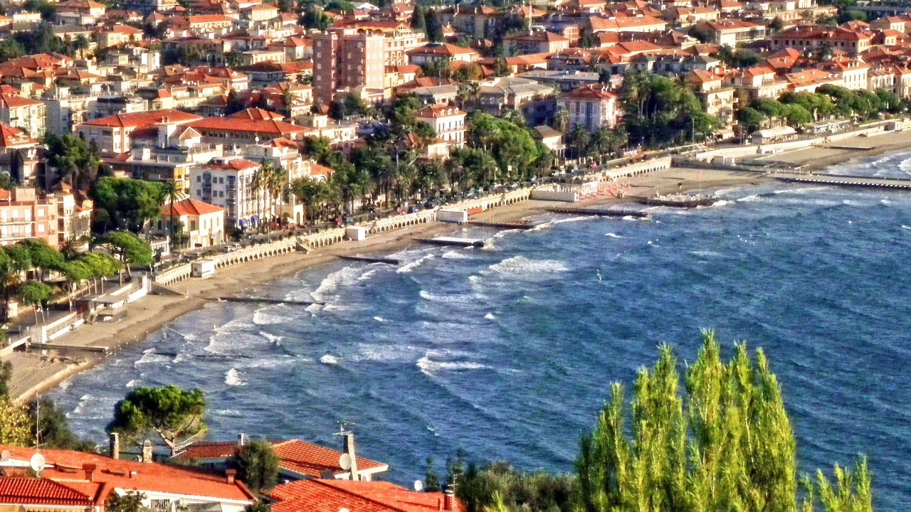 Осенний отдых на пляже на курорте Диано Марино, Италия