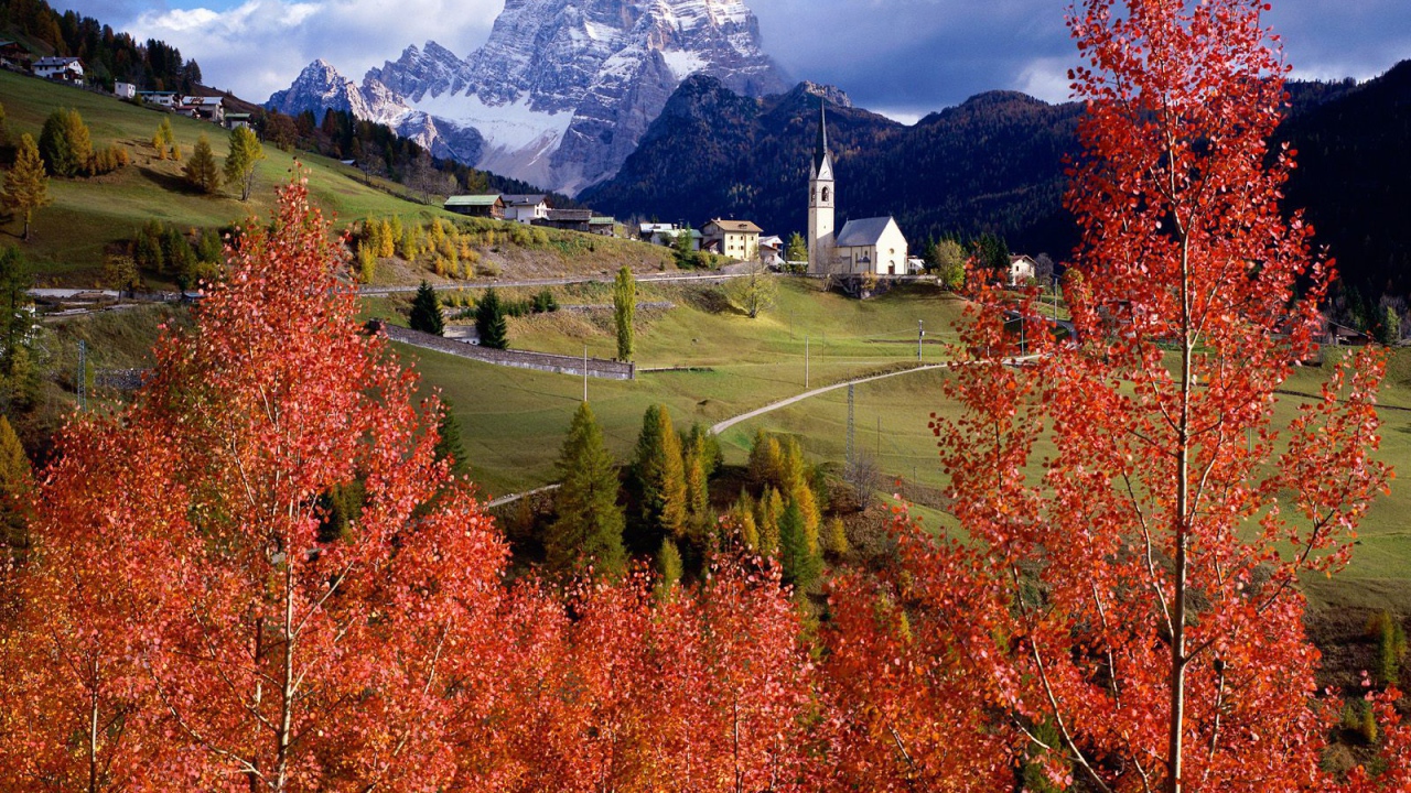 Осенний пейзаж на горнолыжном курорте Сельва, Италия