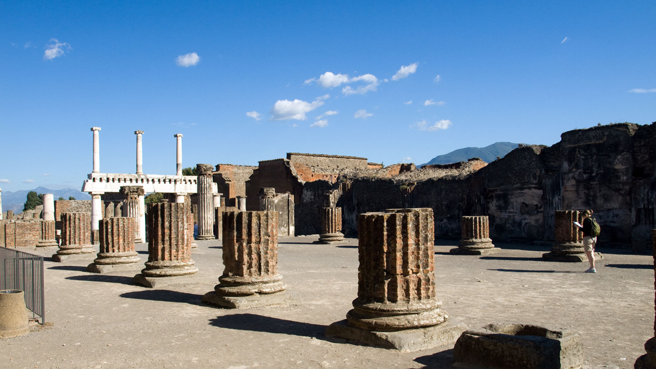 Основания колонн в Помпеях, Италия