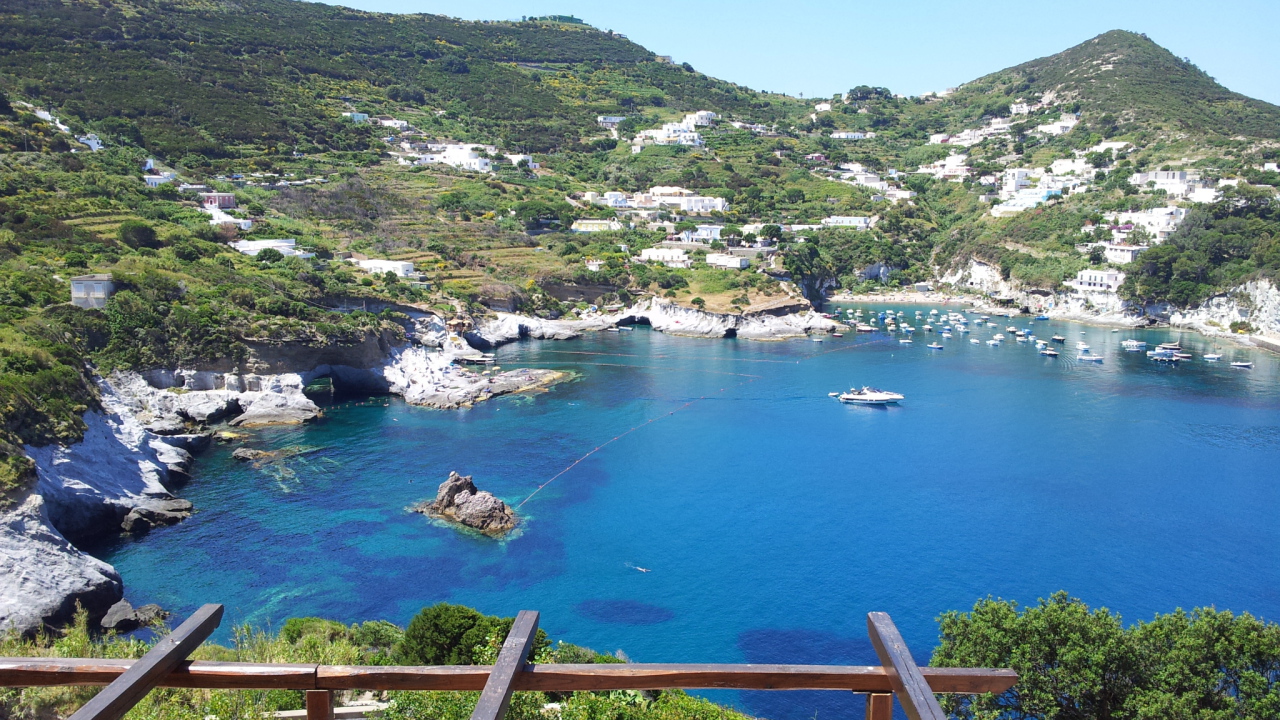 Лодки в заливе на острове Понца, Италия