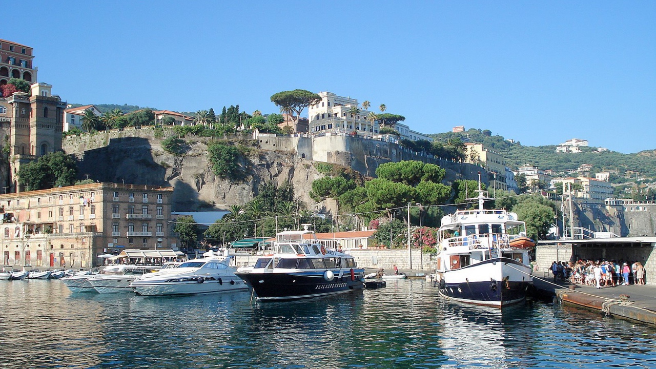 Лодки в порту в Неаполе, Италия