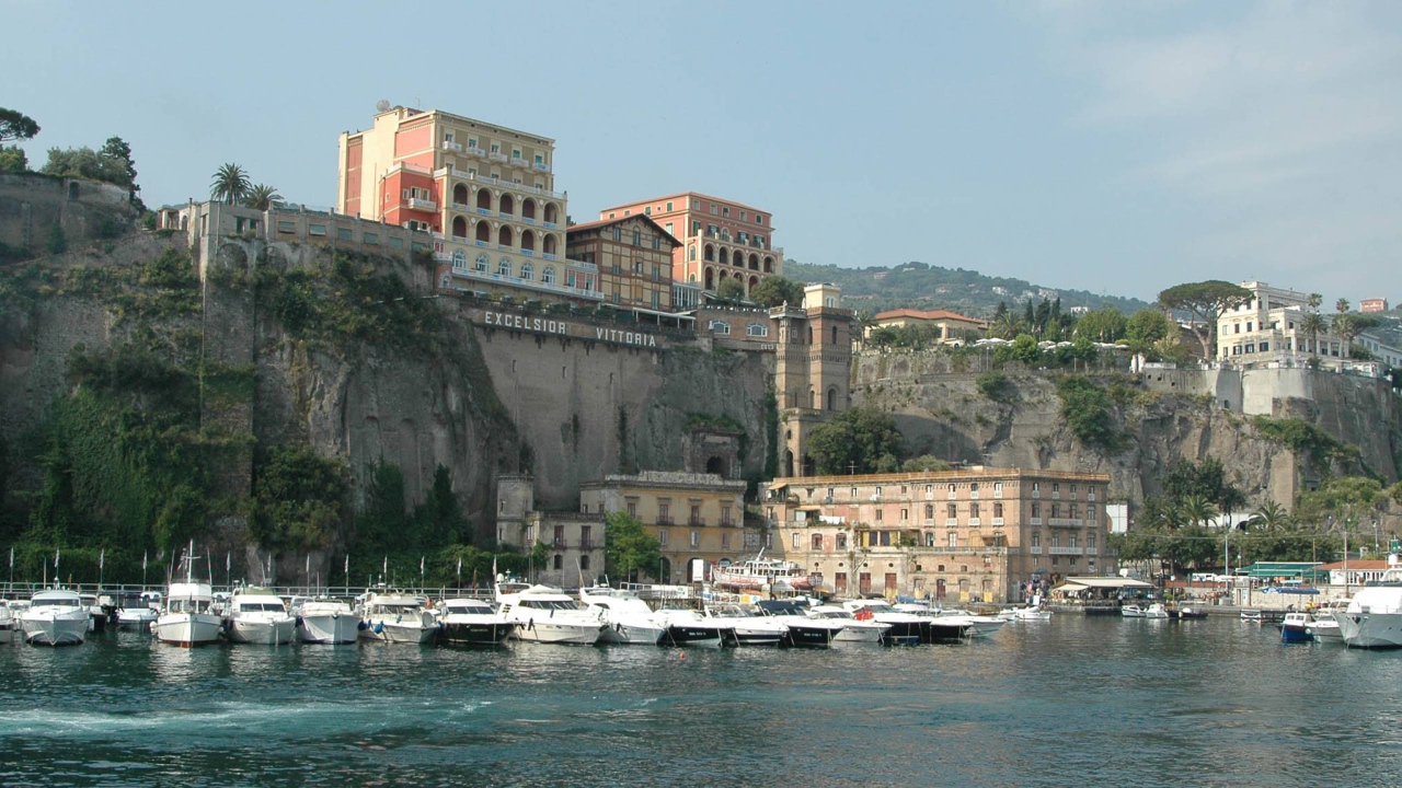 Лодки у причала на курорте Челле Лигуре, Италия