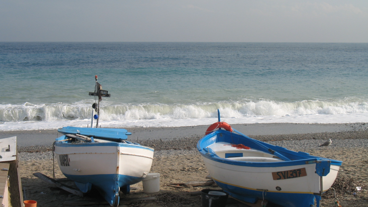 Лодки на пляже на курорте Ноли, Италия