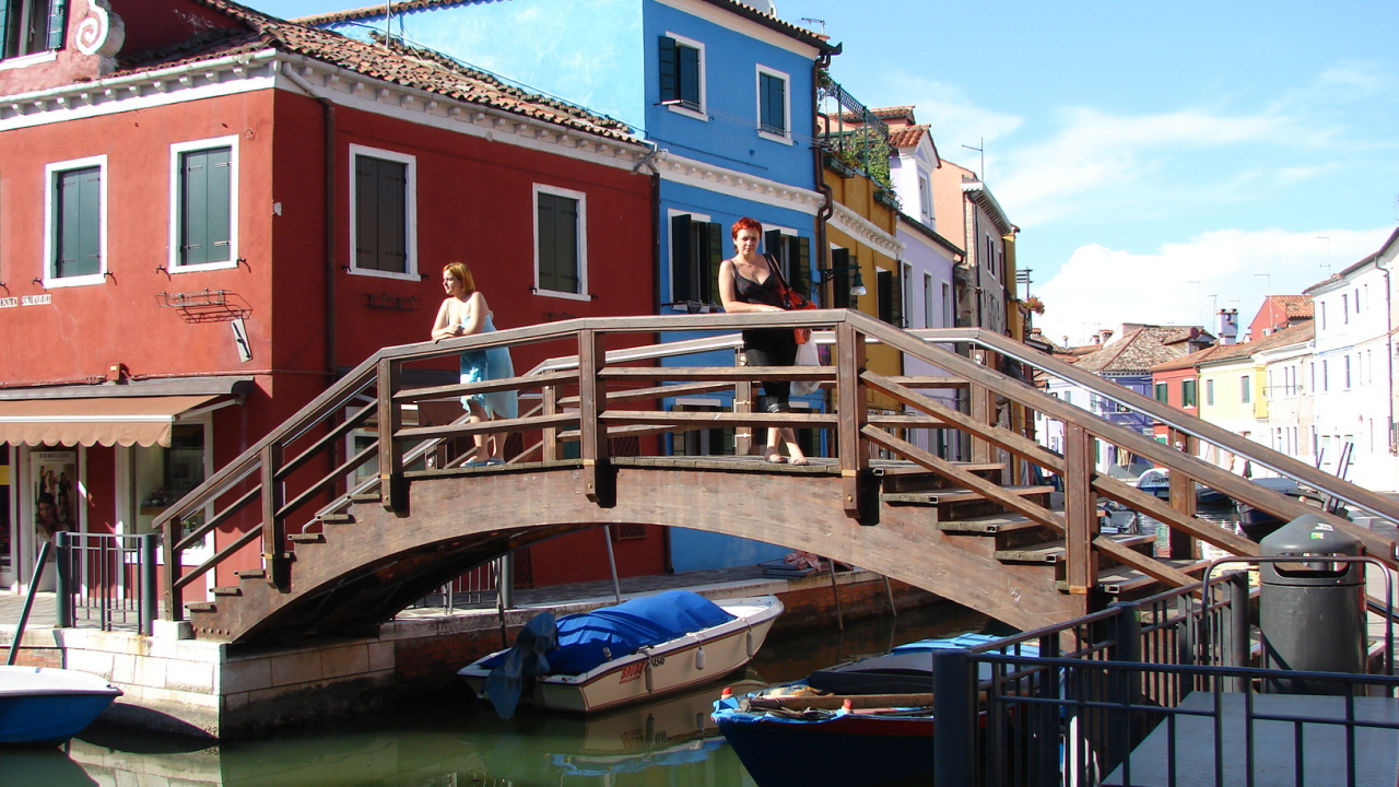 Мост через канал на острове Мурано, Италия