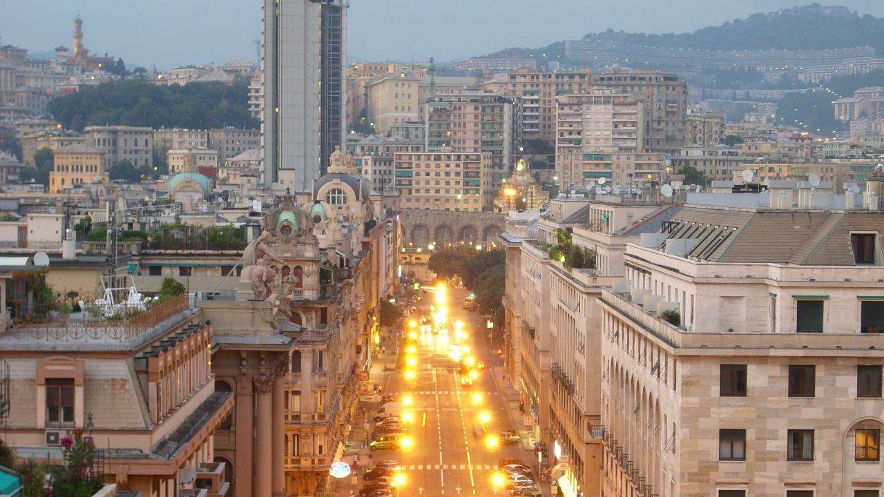 Оживленная улица в Лигурии, Италия