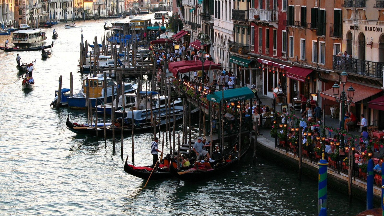 Оживленная улица в Венеции, Италия