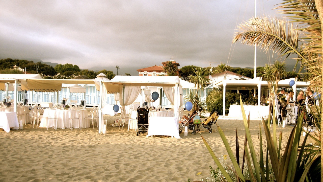 Кафе на пляже на курорте Форте дей Марми, Италия