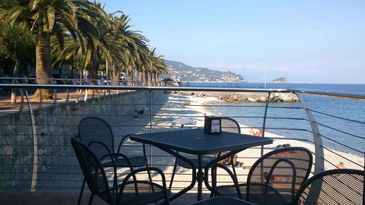 Кафе на пляже на курорте Ноли, Италия