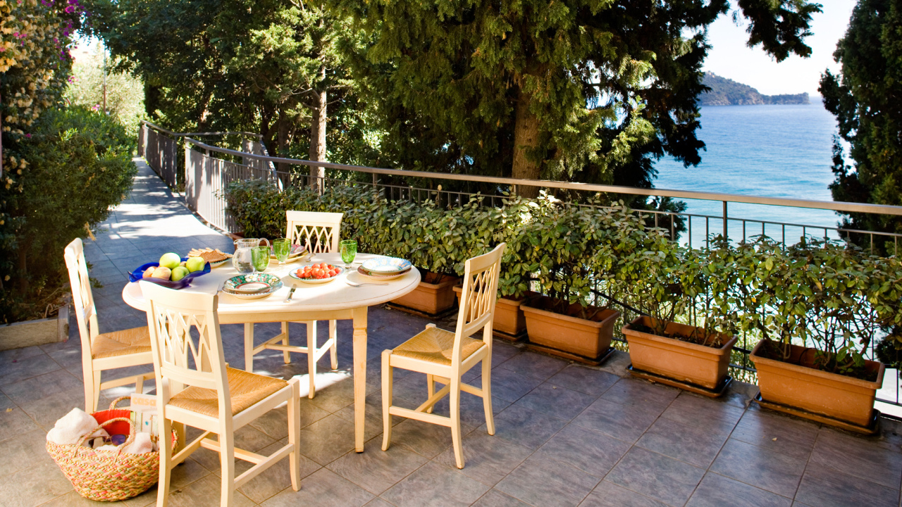 Кафе на набережной на курорте Алассио, Италия