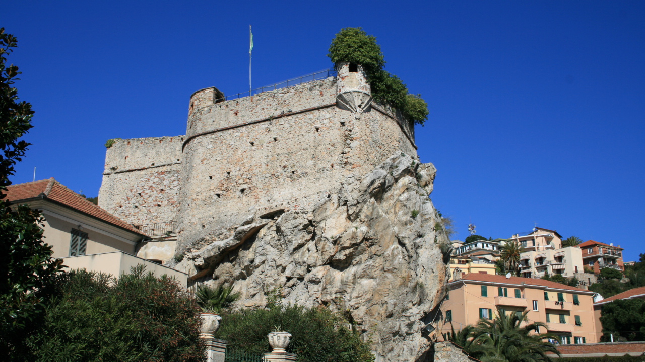 Замок на курорте в Пьетра Лигуре, Италия