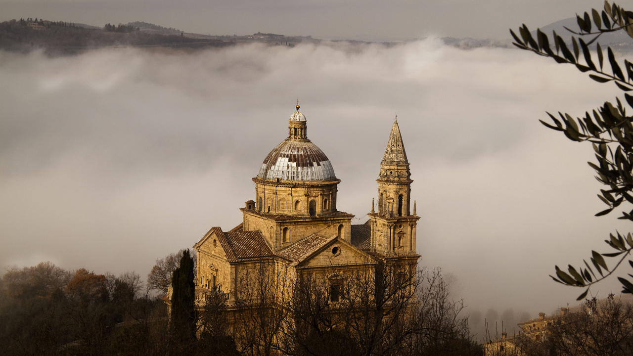 Собор на фоне тумана в Сиене, Италия