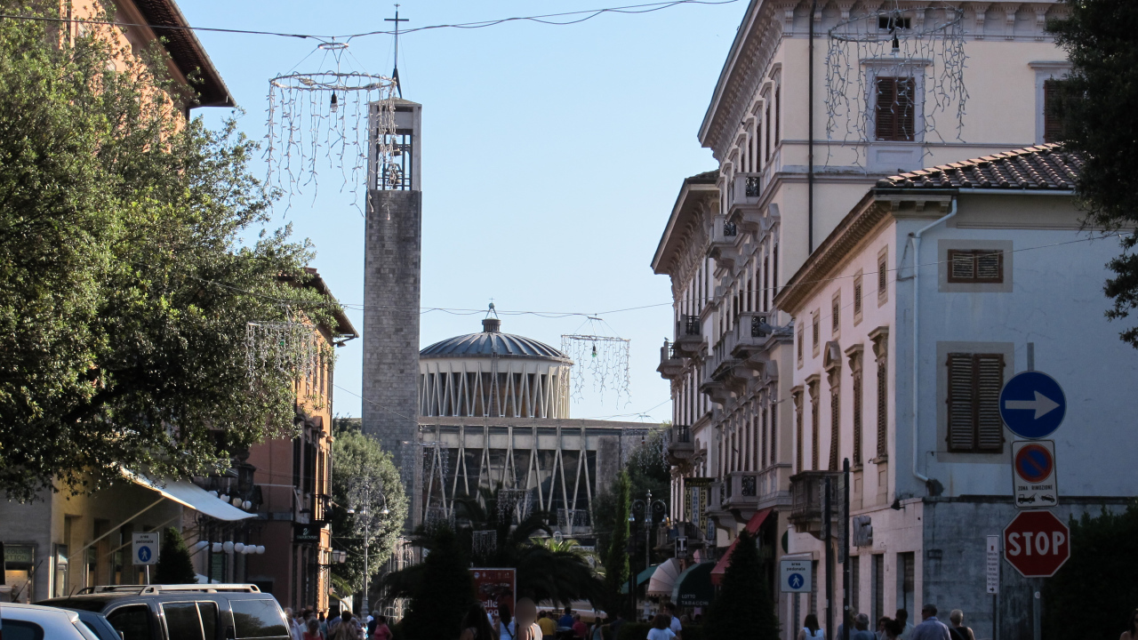 Городская улица на курорте в Монтекатини Терме, Италия