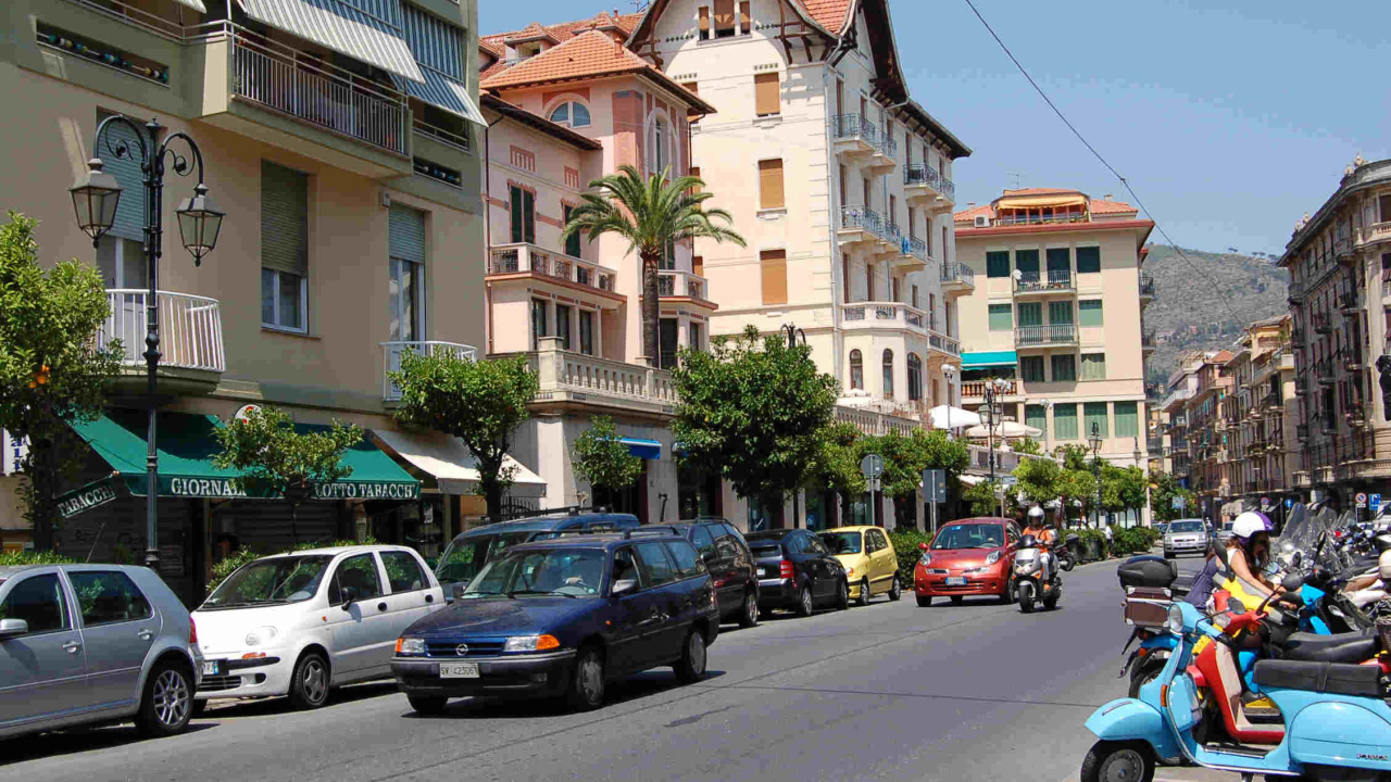 Городская улица на курорте Алассио, Италия