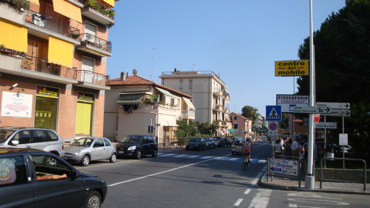 Городская улица на курорте Сан Бартоломео Аль Маре, Италия