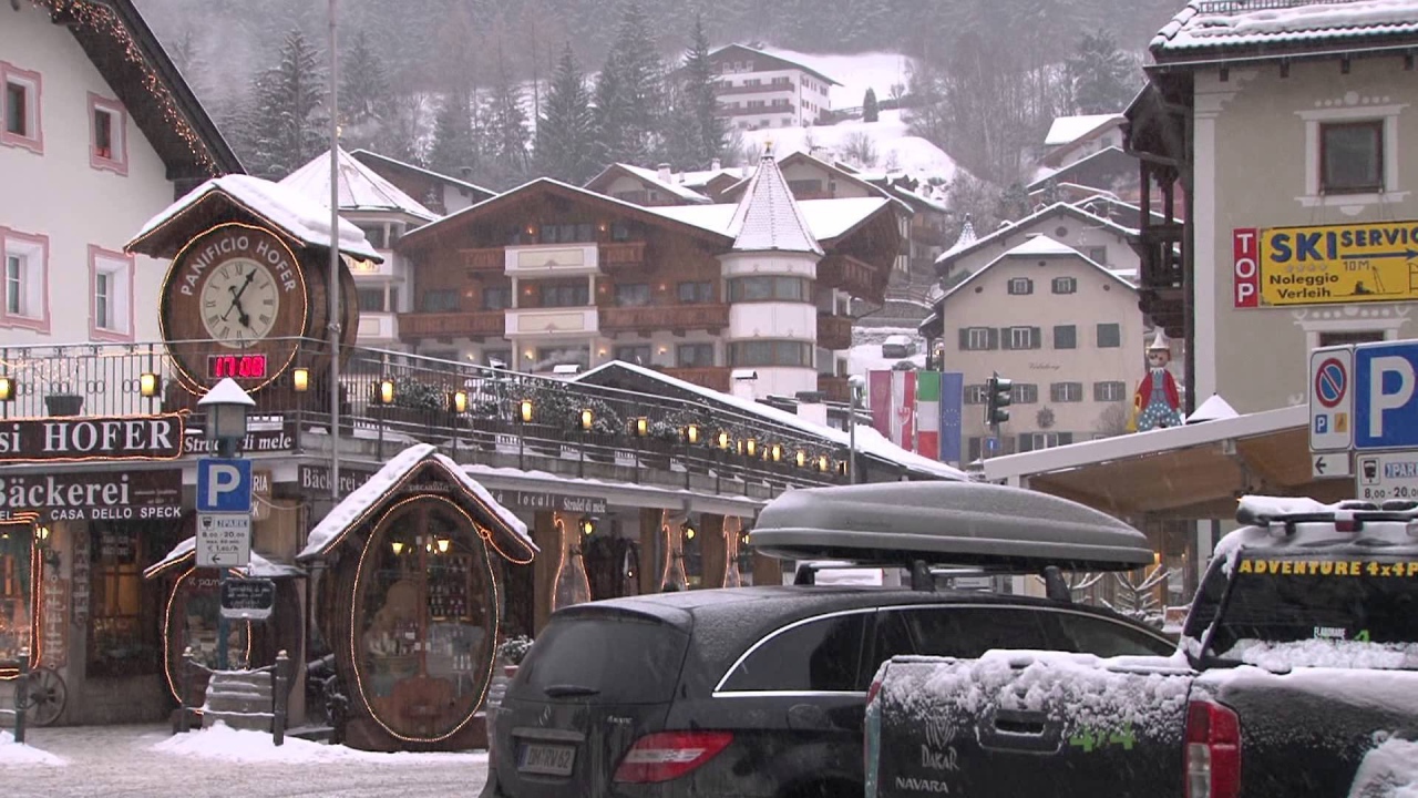 Городские улицы на горнолыжном курорте Валь Гардена, Италия