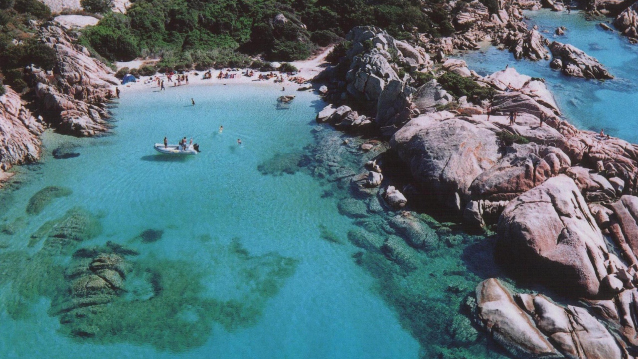 Прозрачная вода в лагуне на курорте Коста Смеральда, Италия