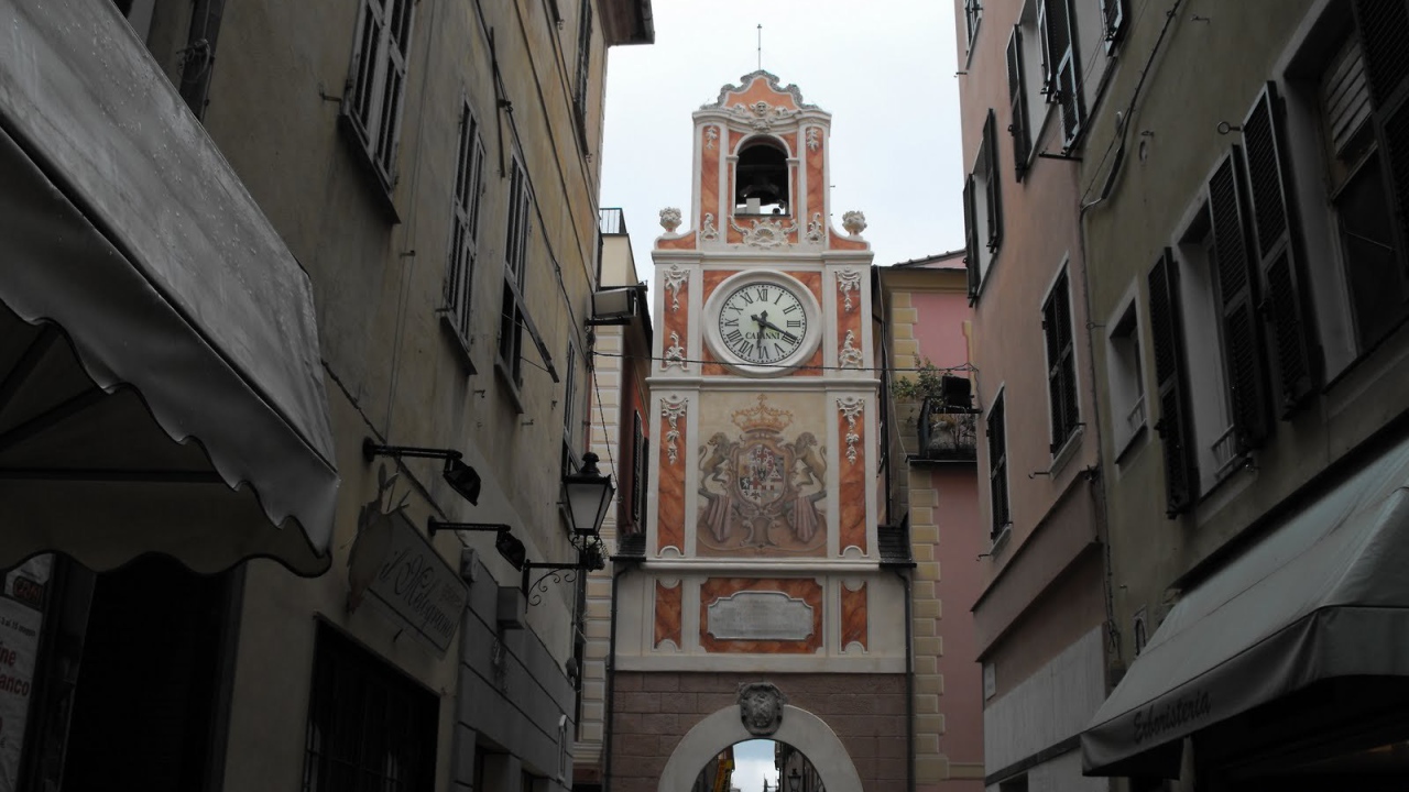 Башня с часами в Лоано, Италия