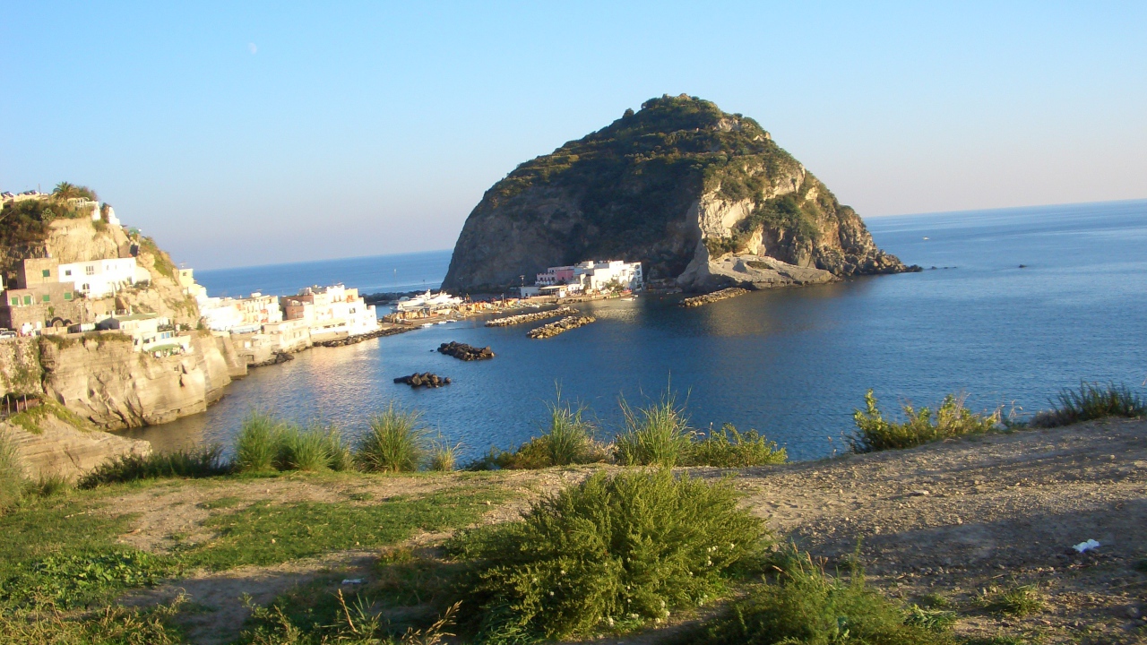 Побережье на острове Искья, Италия