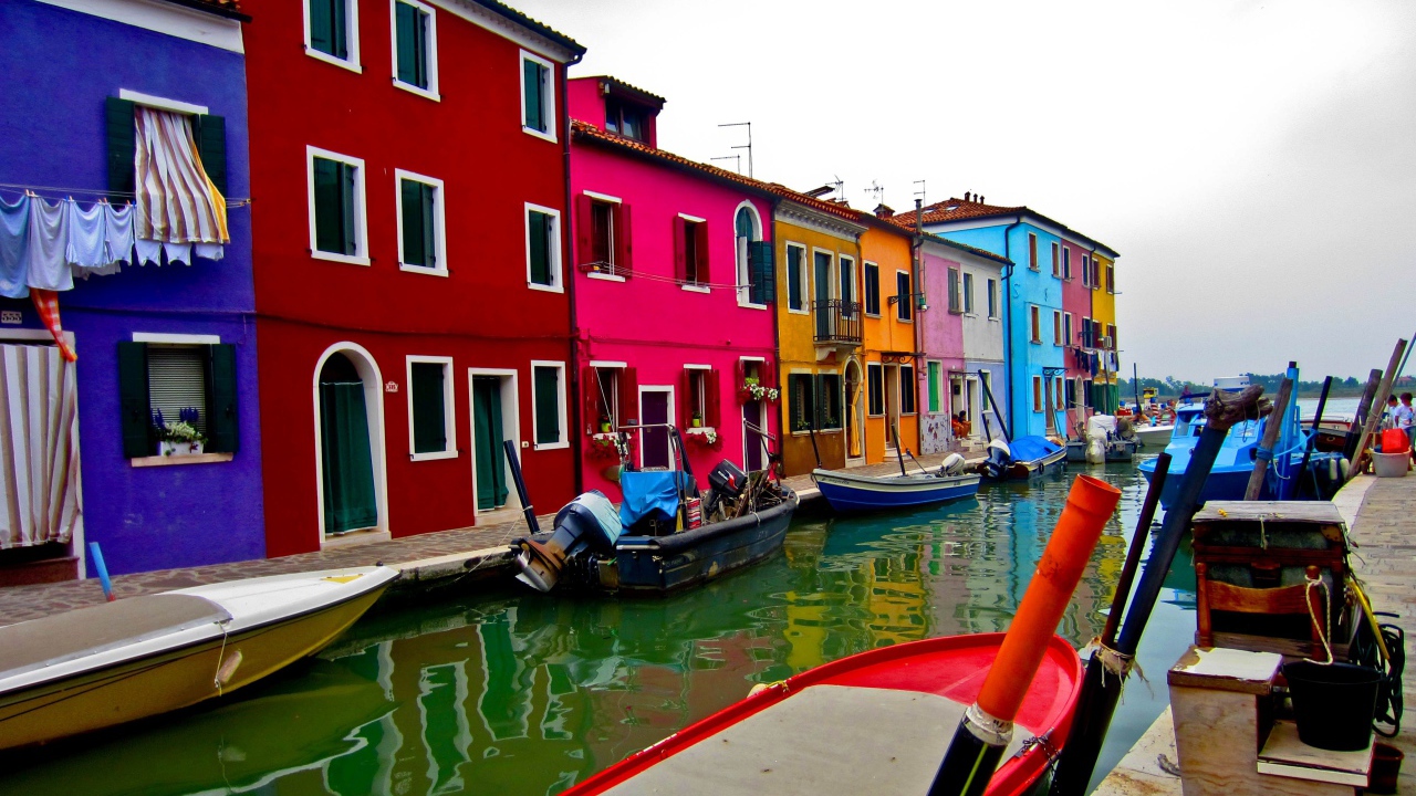Разноцветные дома на острове Мурано, Италия