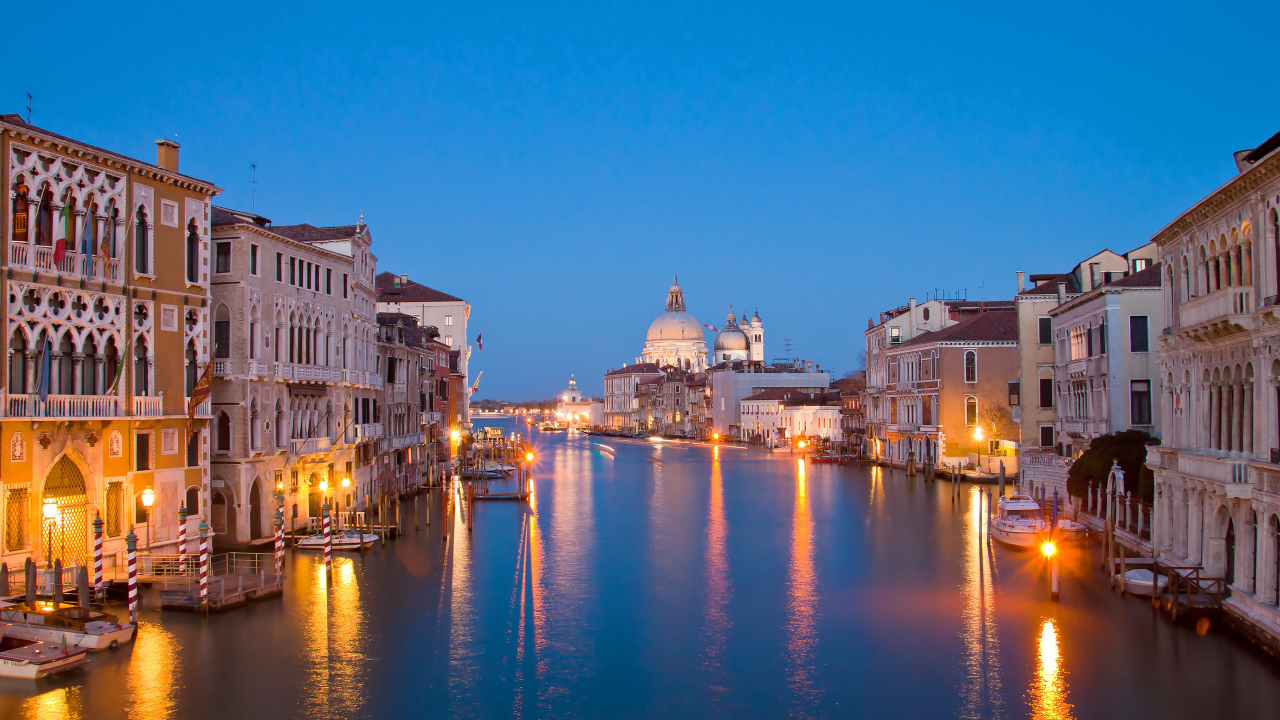 Предрассветный канал в Венеции, Италия