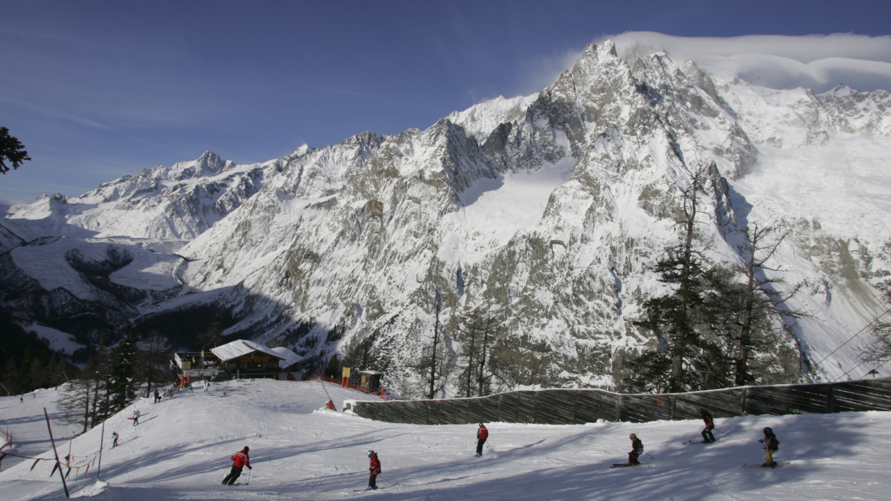 Спуск по лыжной трассе на курорте Курмайор, Италия