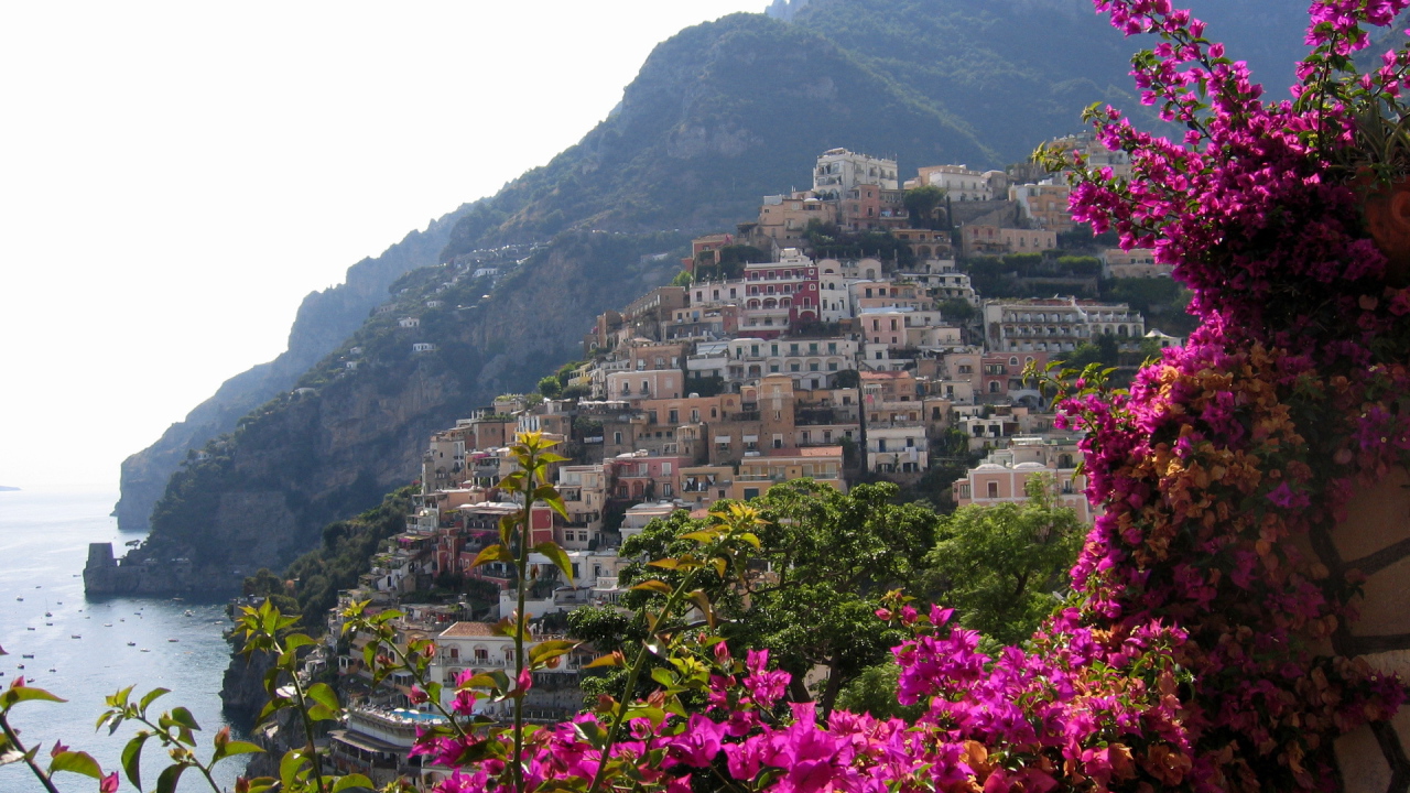 Цветы на фоне курорта Позитано, Италия