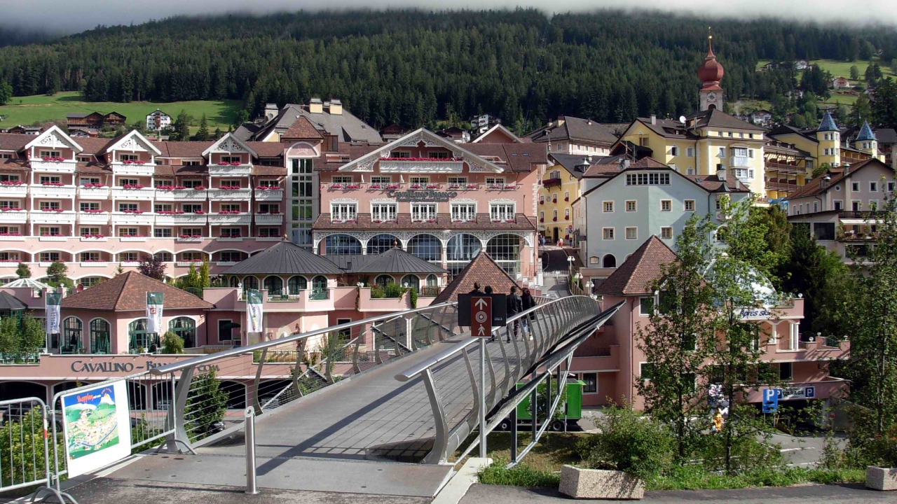 Пешеходный мост на курорте Ортизей, Италия