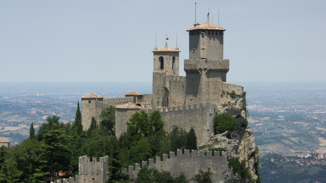 Крепость на вершине горы в Сан Марино, Италия