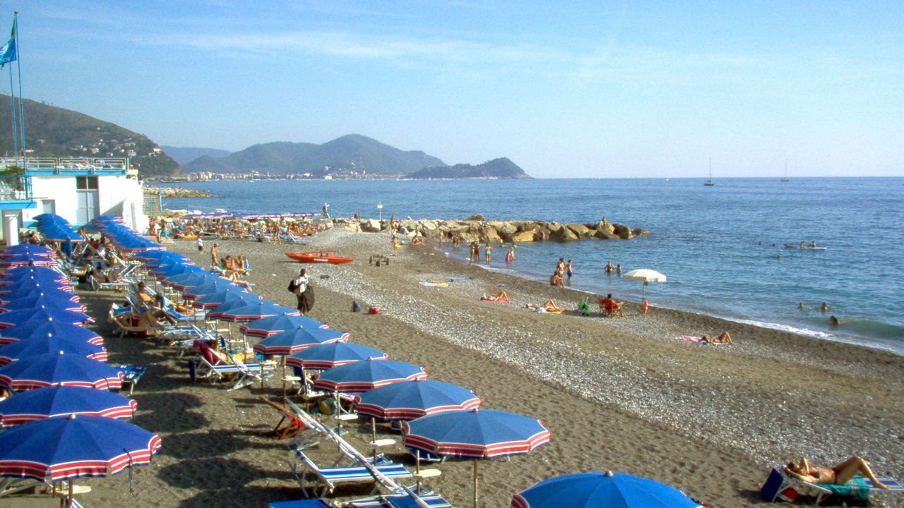 Золотой пляж на курорте Сан Бартоломео Аль Маре, Италия