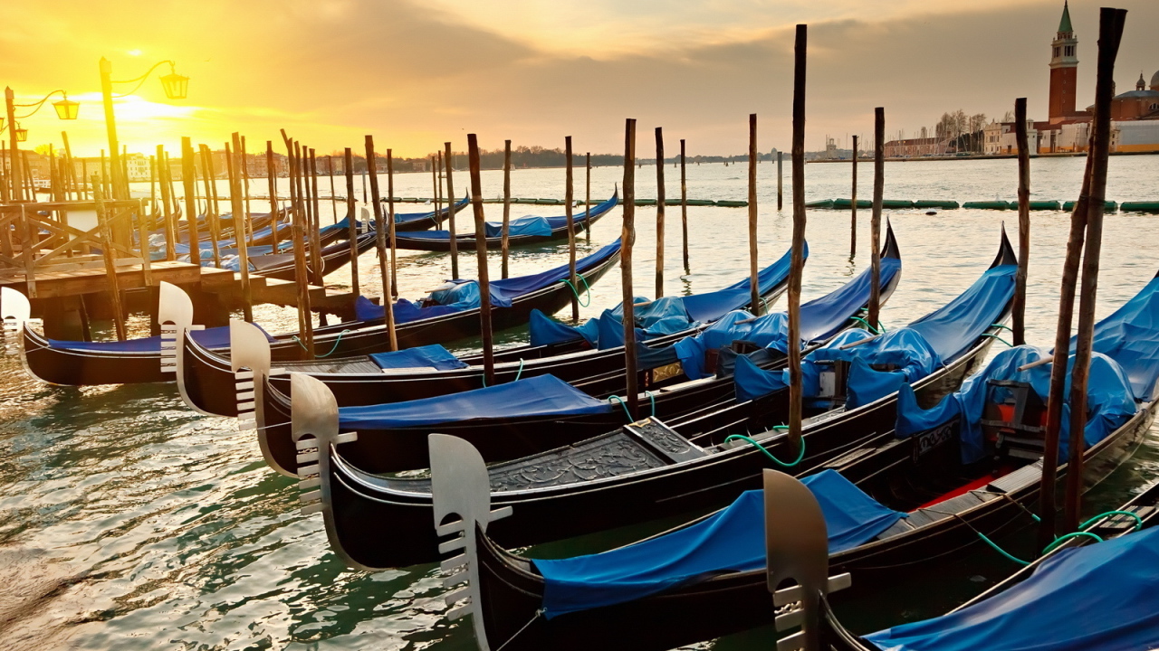 Гондолы на фоне заката в Венеции, Италия